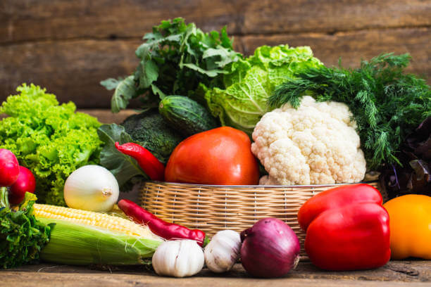 Panier rempli de légumes frais et colorés comme des tomates, poivrons, choux et radis. Symbolise une alimentation saine et équilibrée, parfaite pour un article sur la nutrition.